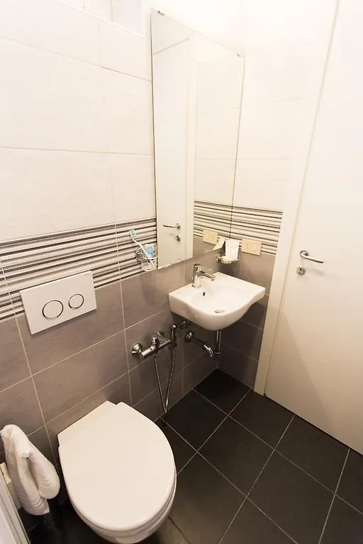 **  Hotel Byron Solo Per Giovani Riccione Italy