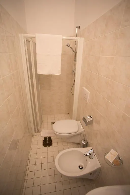 **  Hotel Byron Solo Per Giovani Riccione Italy