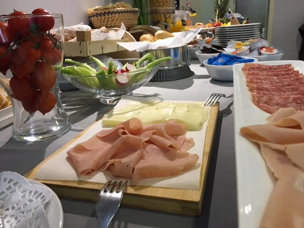 Hotel Byron Solo Per Giovani Riccione 2*,